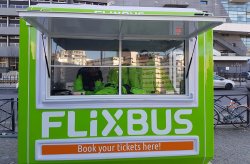 „Flixbus“-ის ბილეთების გასაყიდი კაბინები „კარმოდისგან“ 